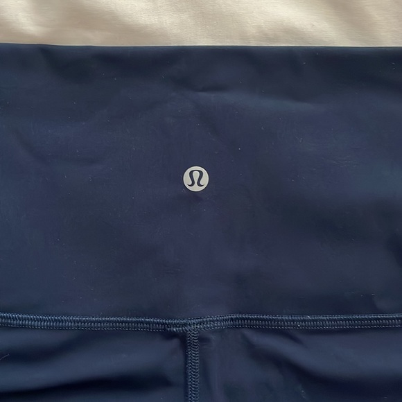 Lululemon size 6 navy scalloped legging - Picture 4 of 6